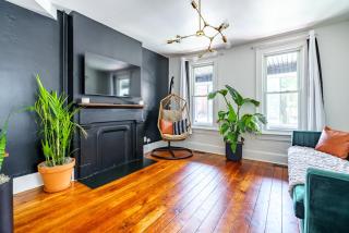 Jungle House Columbus Downtown Free Parking Sleeps 8 - Walk to Convention Center & Nationwide Arena - 2BR Short North Luxury Home - Over 5,800 Five Star Stays - 2