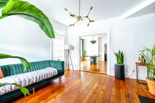 Jungle House Columbus Downtown Free Parking Sleeps 8 - Walk to Convention Center & Nationwide Arena - 2BR Short North Luxury Home - Over 5,800 Five Star Stays - 1