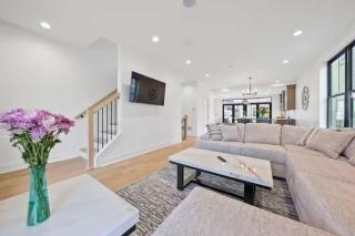 Jungle House Luxury Homes - Columbus Downtown Short North - Near Convention Center & Nationwide Arena - Sleeps up to 15 - Free Parking - Over 5,800 Five Stars - 1