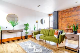 Jungle House Columbus Downtown Free Parking Sleeps 8 - Walk to Convention Center & Nationwide Arena - 1BR Short North Luxury Home - Over 5,800 Five Star Stays - 1