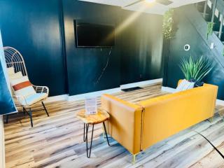 Jungle House Luxury Homes - Columbus Downtown Short North - Steps to Convention Center & Nationwide Arena - Sleeps up to 8 - Free Parking - Over 5,800 Five Stars - 3