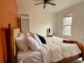 Jungle House Columbus Sleep 12 Downtown Ohio Free Parking - Near Convention Center & Nationwide Arena - 4BR Short North Luxury Home - Over 5,800 Five Star Stays - Columbus - 4