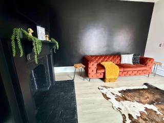 Jungle House Columbus Short North Downtown Free Parking - Near Convention Center & Nationwide Arena - 4BR Luxury Home - Sleeps 12 - Over 5,800 Five Star Stays - 9