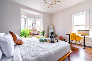 Jungle House Chillicothe Sleeps 12 Downtown Ohio Free Parking - Walk to Historic District - 3BR Luxury Home - Pet Friendly - King Beds - Over 5,800 Five Star Stays - 2