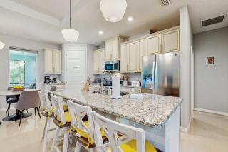 Spacious house with private covered patio, work station, full kitchen and grill - 1