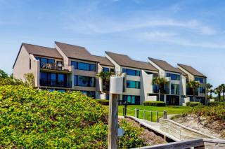 Renovated condo with easy beach access, balcony, pool & spectacular ocean views - 8