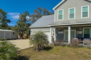 Updated, dog-friendly gem w/fenced yard, foosball & pool tables, WiFi, fireplace - 6