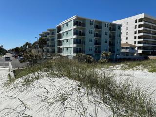 Welcome to Sandpiper Beachfront Condo Cozy 1-bed in JAX Beach, perfect for couples! Pet-friendly! - 9