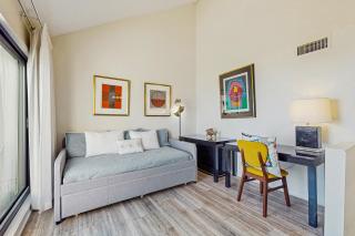 Renovated condo with easy beach access, balcony, pool & spectacular ocean views - 5