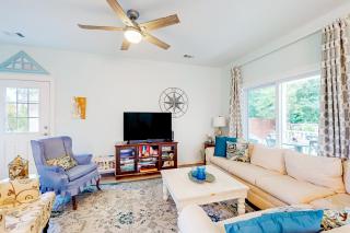 Charming home steps from the beach with enclosed yard and grill - dog-friendly - 8