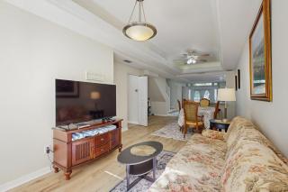 Spacious townhouse with private balcony, waterview, pool and WIFI - 8