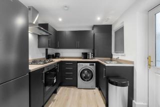 Large 4BR House - Sleeps 7 - Long Stays Great Location - 5