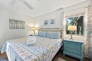 Sea Pines Escape 2BR Villa with Balcony & Golf View - 2