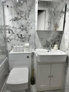 Modern 2 Bedroom House Near London City Airport, Excel, O2 & DLR with FREE Parking & Privet Entrance - 6
