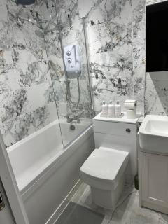 Modern 2 Bedroom House Near London City Airport, Excel, O2 & DLR with FREE Parking & Privet Entrance - 7