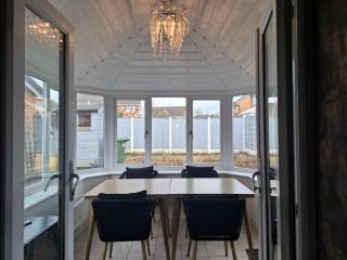 Foxley - Contractor 4-bed with parking & WIFI by Hosterooo - 8