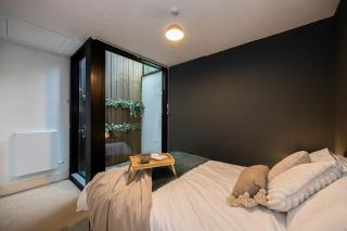 Stylish & Modern 3BR Home - Garden, Parking & PS5 - 7