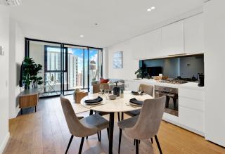 High-Rise Lvl 59 2B1B Apartment with City Views - Central CBD Location - 4
