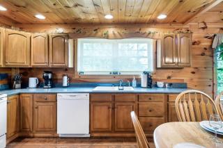 Stunning Lake Cabin Sleeps 10, Private Lake Access, Hot Tub, Free Parking! - 2