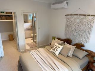 Bentleigh Central Private 1BR Home with Garden, Queen & Cabin Beds, walk to station & shops - 4