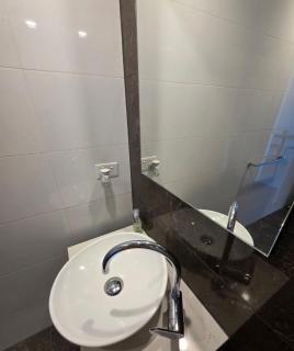 Upper skyrise Unit CBD pool Gym - 5