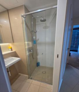 Upper skyrise Unit CBD pool Gym - 3