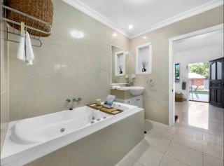 Luxury 4BD Retreat with Pool - 400m to Beach - 9