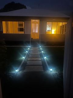 Castle Hill Views AirCon 4BR Cottage Near City - 8