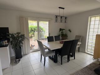 Comfy Queen bed in a friendly home - 8