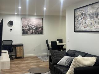 Modern Calgary Stay , Free Parking, Fast Wi-Fi - 8