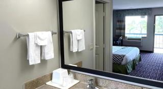 Econo Lodge Inn & Suites Enid South - 4