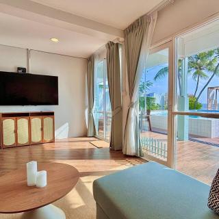 Beachfront Pool Deluxe Livingroom,Kitchen&BBQ - 1
