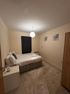 Cosy 2-Bed Modern City Apartment with Balcony - 9