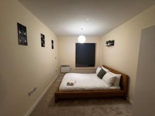 Cosy 2-Bed Modern City Apartment with Balcony - 5