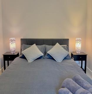 Brand New Central Flat for Up to 4 Guests - Best Price- King Bed - Full Kitchen - Shower & Bathtub - 6