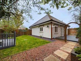The Lodge, Spacious Cosy Retreat - 6