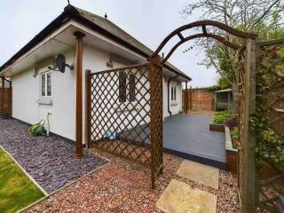 The Lodge, Spacious Cosy Retreat - 5