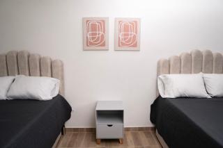 Newly remodeled house a block away from the park - 0