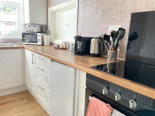 Queens - Cosy Central Apartment - JTAP Properties - 2