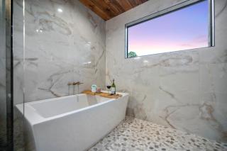 7BD-6.5Bath - Luxury Lakeview House - Sleeps 30 - 2