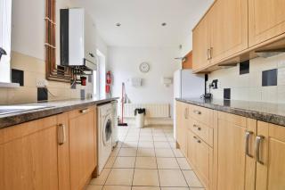 Modern 4 Bed Contractor Stay in Swansea TV in Every Room and Parking - 1