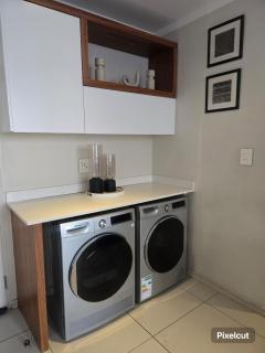 Sandton Luxury Apartment Balcony Power & Water Backup - 6