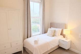Modern 4 bedroom property 8 beds wifi smart tv games room pool table - 2