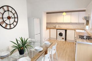 Modern 4 bedroom property 8 beds wifi smart tv games room pool table - 5