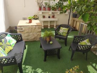 Entire house with spa walking distance from Malta Airport - sleeps 7 - 8