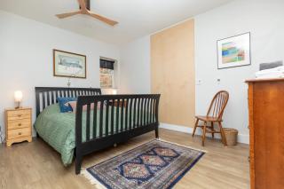 Modern Woodland Escape w Wshr dryer and Large Yard - 9