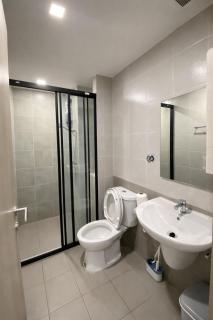 Modern Apartment with Pool & Gym - 4