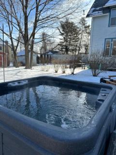 Hot Tub, 2 Blocks to Downtown Saugerties, Sleeps 8 - 9