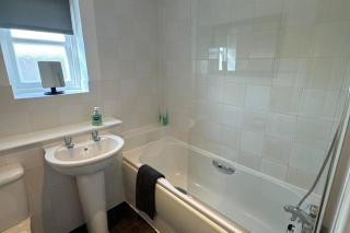 2 Bed Apartment Sleeps 4 -Near Airport -WiFi & Tv - 8