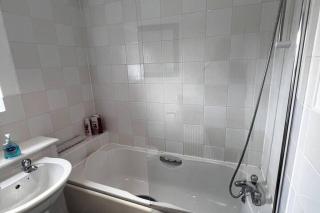 2 Bed Apartment Sleeps 4 -Near Airport -WiFi & Tv - 1